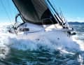 Dynamique dans le vent et les vagues. Le petit Jeanneau se montre fort sous les voiles. L'avant plein se remarque, mais est moderne