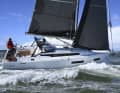 Le génois avec un recouvrement de 110 pour cent est le standard au départ du chantier naval. Un foc auto-vireur est également disponible en option. Les bonnes voiles du bateau de test sont mises à jour dans le pack Performance.