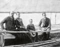 Slocum mit seiner zweiten Frau Henriette und den Söhnen Garfield und Victor an Bord der „Libertade“ im Jahr 1889