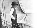 Slocum im Jahr 1902, vier Jahre nach seiner Erd­umrundung, auf dem Vordeck der segelnden „Spray“.
