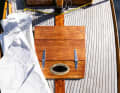 Viele Details weichen von der Folkeboot-typischen, eher spartanischen Ausstattung ab. Etwa das Stabdeck aus Teak, ein Bulleye im Vorluk ...