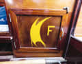 Das gelbe Emblem fand sich auf dem Ersatzteilboot und ziert als Erinnerung an das zur Rettung verwendete Schwesterschiff heute den Schrank in „Sagas“ Kajüte