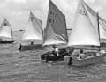 Historische Aufnahme einer frühen Regatta im Optimist Pram. Das lose Unterliek entsprach den ersten Bauvorschriften