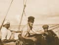 1923: Drei Österreicher mitten auf dem Großen Teich – Franz Plunder an der Pinne, links Josef Einsle, rechts Fred Jochum, fotografiert von ihrem deutschen Mitsegler Josef Ledergerber