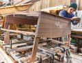 A frame is built from solid wood with a bow frame, stern frame, coaming and stringers. Gluing is done with epoxy resin and wooden dowels. The individual components still have an overhang when gluing and are later adjusted with a plane
