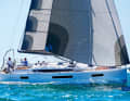 Sun Odyssey 440 : le plus petit bateau de la concurrence. La caractéristique la plus marquante est le cockpit walkaround innovant. Quatre cabines sont possibles, mais seulement avec deux salles d'eau. Longueur 12,65 m ; largeur 4,29 m ; poids 8,6 t ; à partir de 336 650 euros.