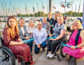 Sport trifft Politik: Sven Jürgensen (kniend), DSV-Präsidentin Mona Küppers (l.) und Innensenator Andy Grote mit Teilnehmerinnen des inklusiven Helga Cups
