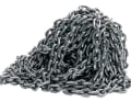Lisce: le catene in acciaio inox hanno un carico di rottura più elevato, hanno un bell'aspetto e di solito rimangono pulite. Grazie alla superficie liscia, la catena è ben distribuita nel gavone dell'ancora. Tuttavia, c'è il rischio di vaiolatura e corrosione interstiziale.