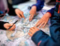 Travail cartographique classique. Les cours sont déterminés, les distances sont prises, les itinéraires sont planifiés.