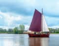 Lateral centreboards, a large transom and the sharp jump characterise the ewer, which was first lugger-rigged and is now gaff-rigged