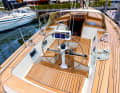 On the test boat, the mainsheet is only guided on one side, both sides are possible. The traveller is difficult to reach in front of the steering column