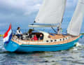 The shipyard remains true to itself with traditional lines, the closed stern and a deep cockpit