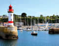 L'imposante entrée de Port Tudy sur le côté nord de l'île de Groix. Le petit village vaut la peine d'être visité, le port abrite de jolis cafés.