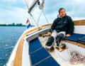 Totally relaxed. The typical, often slender daysailers are often equipped with a tiller. There are only a few sheets and trim lines
