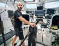Sur les bateaux de course au large ultramodernes comme le "Malizia - Seaexplorer", le cockpit est une cellule de commande entièrement fermée.