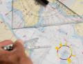 Le travail cartographique avec le compas et le triangle reste le savoir de base du navigateur