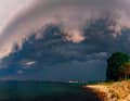 Un fronte di tempesta attraversa la baia di Strande sul fiordo esterno di Kiel
