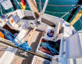 Beaucoup de bons espaces de rangement dans le cockpit, même deux compartiments à gaz, dont un pour la bouteille de rechange. Le traveller est encastré pour le confort du port