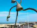 The more than 20 sculptures by American sculptor Tom Otterness on the beach promenade depict fairytale figures. They belong to the Museum Beelden aan Zee located behind it. The gigantic herring eater is particularly striking