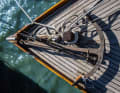 L'ancre classique repose sur l'avant du bateau, il n'y a pas de caisson.
