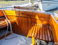 Le cockpit, assez profond et couvert à l'arrière, est équipé de bancs courts et courbes en lattes pour le barreur, sur lesquels l'eau ne peut pas stagner.