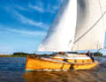 Built in 1934 in Wischhafen on the Elbe, the ten-metre-long dinghy cruiser is still sailing on the Elbe today. Most of the time at high speed