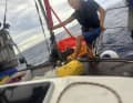 Ingmar Bååth Ravudd beim Übersteigen von der Rettungsinsel auf ein anderes Boot