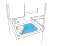 Schnippeln und spülen: Ein sichelförmiger Ausschnitt in der Abdeckung der Spüle ermöglicht den Zugang zum Becken und erlaubt die Nutzung des Wasserhahns. Bietet aber dennoch etwas zusätzliche Arbeitsfläche | Zeichnung: YACHT/Jochen Peschke