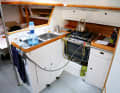 Secured: A belt is used to lean against when the cooker is upwind. The wider the safety strap, the more comfortable it is. If necessary, a stable Zeising will also work, as shown here