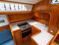 Angled: The U-shaped galley offers good support at sea, the shelves have high all-round coamings and can be made seaworthy with non-slip mats or wet towels