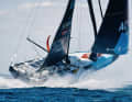 Arrivo fulminante: Boris corre verso il traguardo al largo di Les Sables a 30 nodi, così veloce che nessuna barca di accompagnamento riesce a tenere il passo in mare.