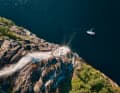 Den Liegeplatz vorm Wasserfall, der sich hinab in den Fjord stürzt, hat der Autor mit seinem Boot ganz für sich allein