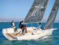 Comuzzi C32 : un day-sailer italien attractif et bon marché avec de nombreuses possibilités de variations. Lors du test, le bateau du constructeur Alessandro Comuzzi a montré de très bonnes performances à la voile. Longueur de la coque 9,70 m ; largeur 2,50 m ; poids 2,5 t ; à partir de 135.660 euros. Test YACHT : numéro 9/2023