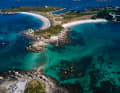 Baie fantastiche sulla Grande-Île, che fa parte delle Isole Chausey in Normandia. Una fortezza di fronte, il campo boe per gli yacht ospiti alle spalle