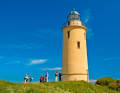 Touristes devant le phare de l'île danoise de Sejerø