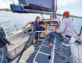 Le cockpit offre une bonne protection. Le toit de la cabine rallongé remplace une capote. Dans la Pilothouse, située légèrement en contrebas, le quart de libre repose à proximité du cockpit.