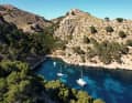 Yachten am traumhaften Ankerplatz in der Cala en Gossalba im Osten der Halbinsel  Formentor. Wilde Ziegen klettern in den Felsen, und es riecht nach Aleppo-Kiefern.