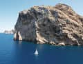 Die Felsküste bei Formentor bildet eine spektakuläre Kulisse, in der Boot und Crew wie ein Spielball der  Natur wirken.