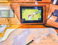 Le carte nautiche cartacee e i plotter si completano ancora perfettamente. Se a bordo è installato un plotter, ad esempio, la pianificazione preventiva può essere effettuata a casa sul set di carte cartacee.