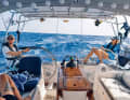 Blick ins Cockpit auf der Atlantiküberquerung. Trotz ausgedehnter Flauten gab es immer wieder auch gute Segeltage beim Schlag über den Teich