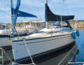 Mainsail tarpaulin: The sun and weather protection is usually closed with a zip on the mast. Buckles have proven their worth on the underside. The size must match the volume of the sail