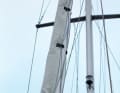 Headsail cover: The customised furling jib cover is adjusted to the circumference of the furled sail with two lines running crosswise. This allows the tarpaulin to be lashed tightly around the cloth to prevent it from flapping in the wind and causing damage to itself