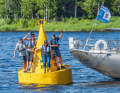 Die Crew der „Lisa“ auf der berühmten gelben Posttonne vor Törehamn