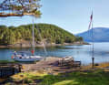 Rustici e rari: gli ormeggi come questo sulla piccola isola di Sild, nella parte meridionale dell'Hardangerfjord, sono rari e spesso molto semplici. L'esperienza nella natura è magnifica. L'ormeggio avviene solitamente a una boa di poppa o con un'ancora di poppa.