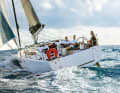 Sun Odyssey 380: Jeanneaus Volumenboot ist mit einem Walkaround-Cockpit und Doppelruder unterwegs, optional mit Schwenkkiel oder Fathead- Großsegel. Zwei Nasszellen sind möglich. Rumpflänge 10,77 m; Breite 3,76 m; Gewicht 6,9 t; ab 232.000 Euro. YACHT-Test: Heft 2/2022