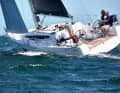 Elan E4: Das sportlichste Boot im direkten Vergleich. Leicht und schnell. Ausziehbarer Bugspriet, offenes Heck, Doppelruder. Leicht und sehr schnell. In Slowenien in Vakuum-Infusion hergestellt. Rumpflänge 10,60 m; Breite 3,50 m; Gewicht 5,1 t; ab 272.379 Euro. YACHT-Test: Heft 16,17/2018