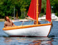 Sommerfrische auf dem Ammersee. Das nur 4,60 Meter über alles messende Boot ist eine Augenweide