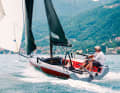 Sportliches Vergnügen für zwei: Die Junda KII ist vor allem bei Wind wie eine moderne Jolle zu segeln. Der Großschotbügel ist markant