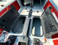Il y a des espaces de rangement sous le plancher du cockpit. Grâce à de bons joints, ils restent secs