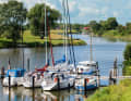 Nur einen Steinwurf vom Ort entfernt. Die Boote der Mitglieder vom Wassersportverein Hooksiel liegen geborgen zwischen den Deichen